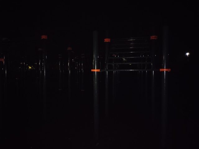 На спортивной площадке в парке ОЦБК отсутствует освещ?...