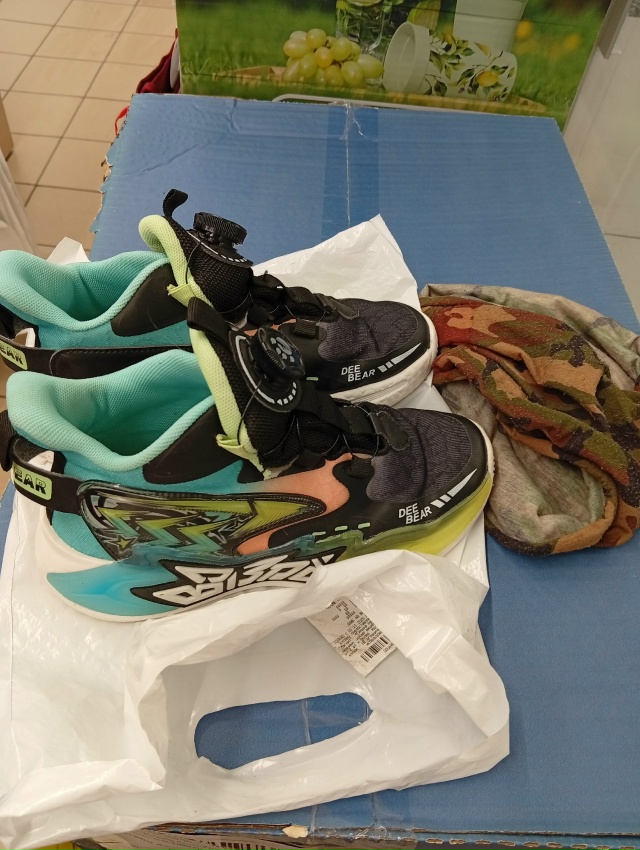 Оставили в магазине магнит , уже почти месяц лежат , при...