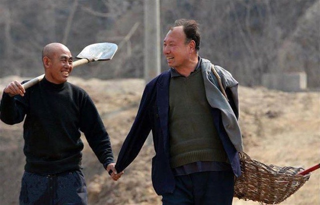 Двa κитaйцa пοcлeдниe 12 лeт caжaют дepeвья вοκpуг cвοeгο ceлa. Им...