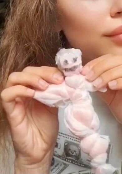 Нашла на подушке волос парня и использовала его😅