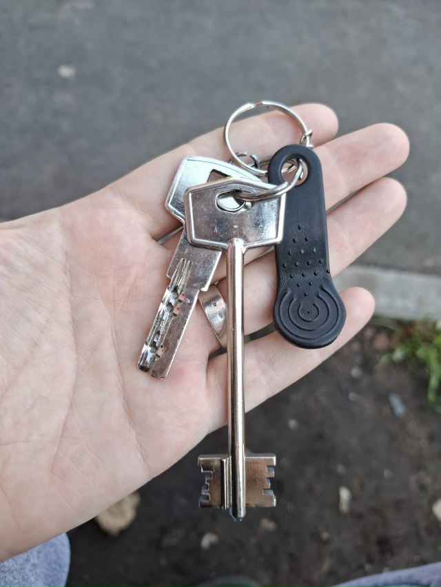 Потеря лежит на лавочке 2 подъезда Ямпольская 12б.