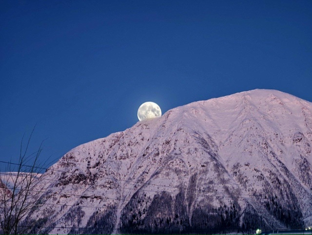 Какая невероятно красивая луна над Кировском и Хибина?...