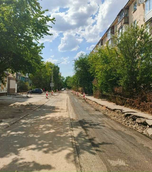 Специалисты приступили к ремонту дорожного покрытия п...