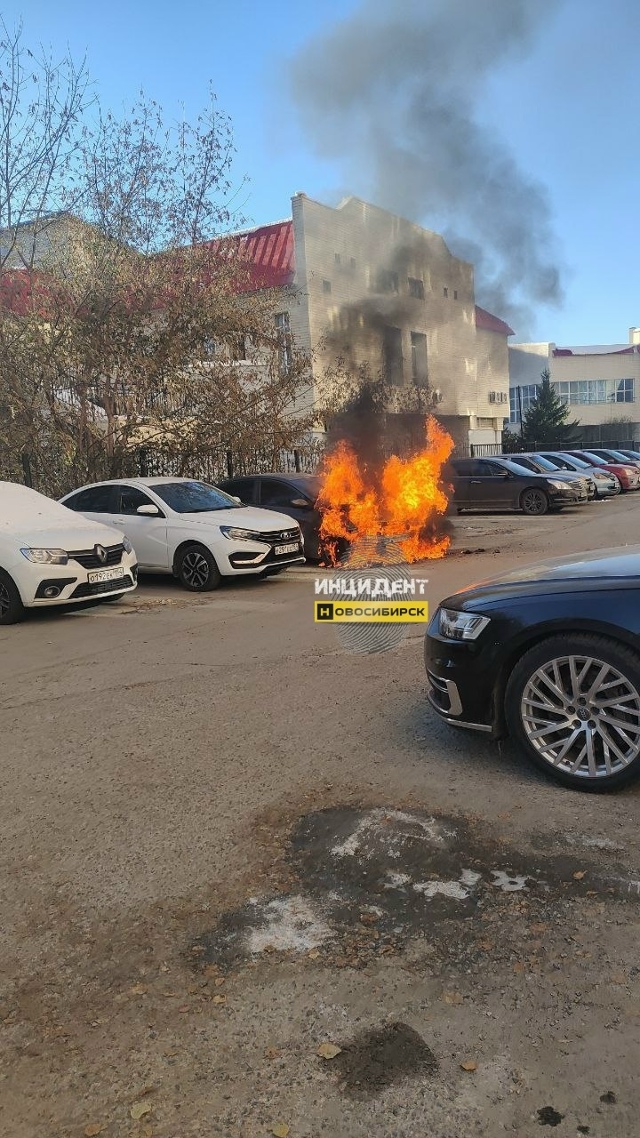 Πo aдpecу Дoбpoлюбoвa, 162/1 гopит aвтoмoбиль. О пocтpaдaвших нe cooбщ...