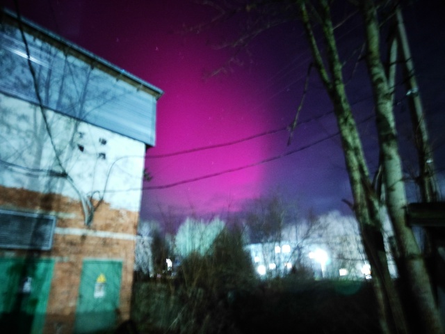 Утреннее сияние в Окуловке.
12 ноября, 6 утра.
Сори за ка...