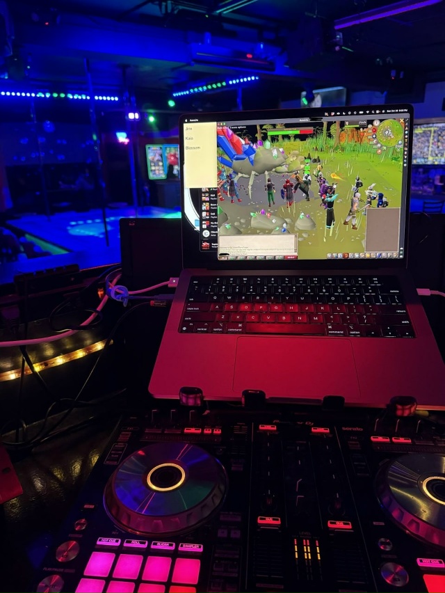 Диджей стриптиз-клуба рассказал о том, как играет в Old Sc...