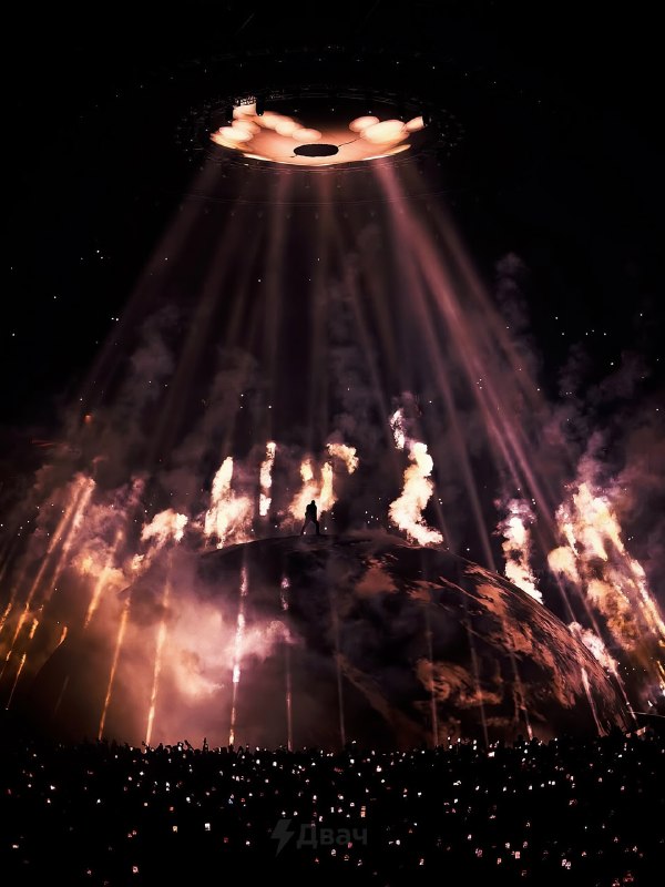 В Сети вовсю обсуждают свежий концерт Канье Уэста — судя по всему, после прошлых зашкваров рэпер взя