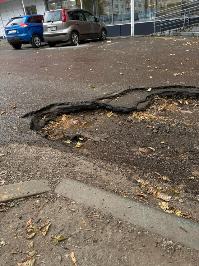 Металлургов 50 ямы огромные что вширь, что в глубину, ма?...