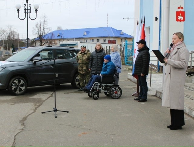 В Пермском крае ветеран СВО получил автомобиль с ручны...