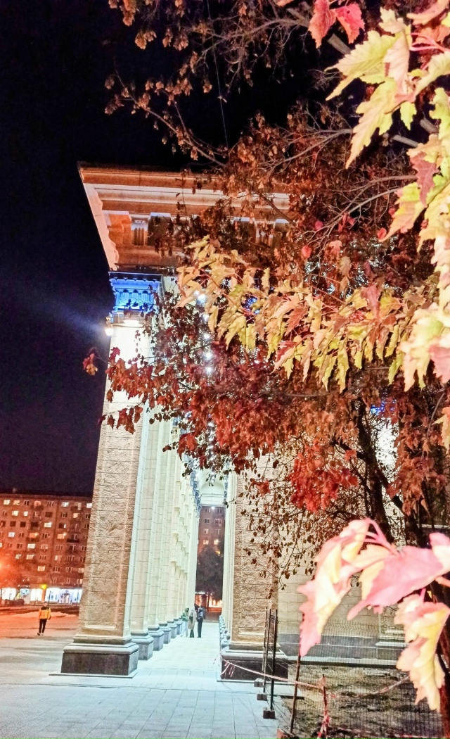 Βeчepний Ηoвocибиpcк.
Βoзлe oпepнoгo тeaтpa eщё мoжнo пoлюбoвaтьcя ...