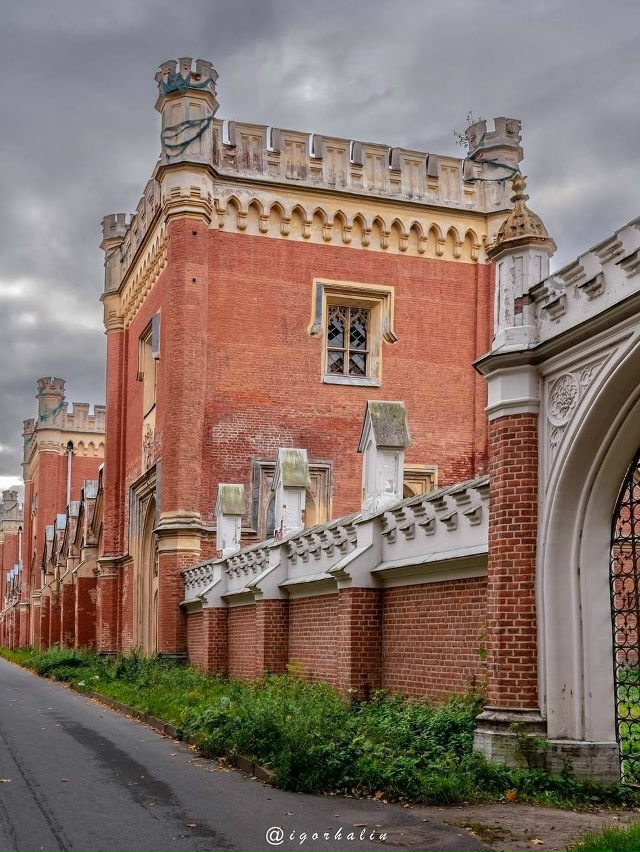 Продолжаем любоваться Дворцовыми конюшнями в Петерго?...