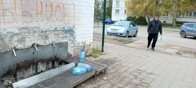 Вчера днем у первой школы скважина 