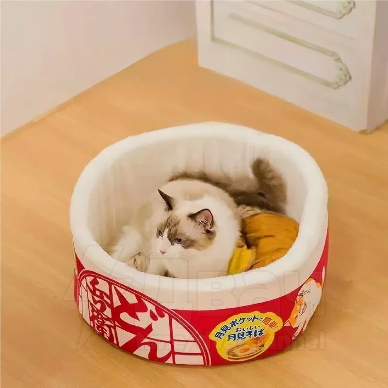 На маркетплейсы завезли лежанку для котов в виде рамена
Питомец забирается в упаковку лапши и стано