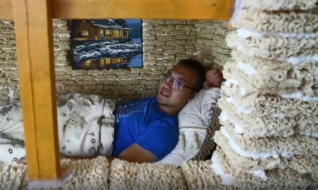Мужчина по имени Чжан из провинции Цзилинь (Китай) испо...