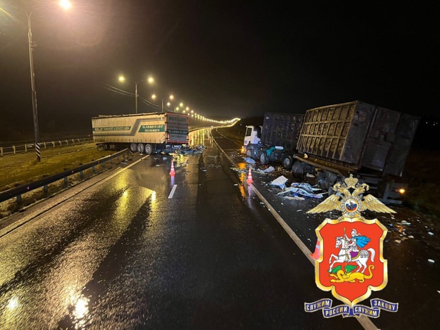 Автомобиль врезался в припаркованный на обочине грузо...