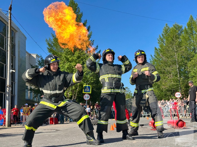 🔥«Пожарная тяга» снова в Мончегорске
Празднование Д?...