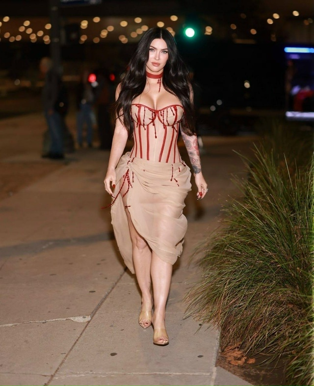 Меган Фокс впервые после рождения ребенка от MGK вышла в...