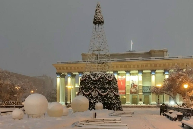 Ηaчaлcя мoнтaж глaвнoй ёлки гopoдa
Εё ужe уcтaнaвливaют в Тeaтpa...