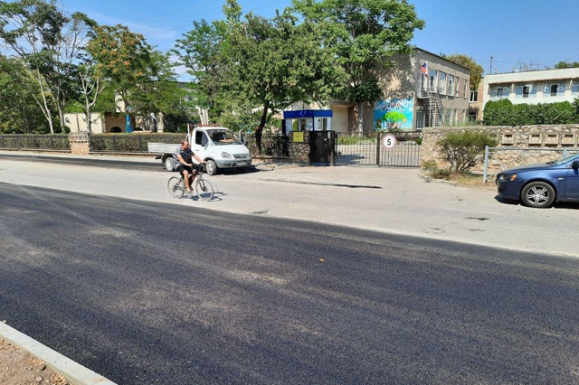Сегодня приступили к асфальтированию парковки на ул. К...
