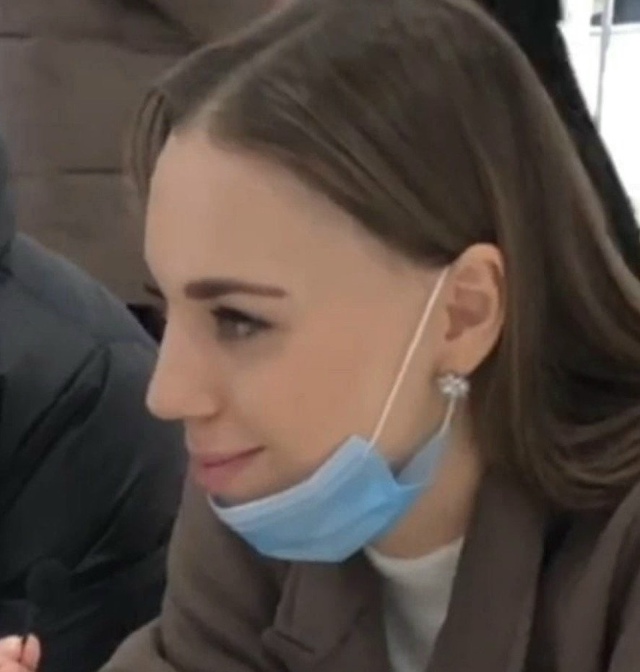 В этот момент мужчина глубоко задумался, пересмотрел с...