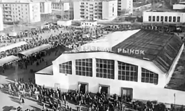 Не мерил одежду на рынке в мороз, стоя на картонке, жизн...