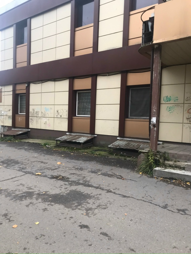 Волхов 2 , у центра- какое страшное здание.