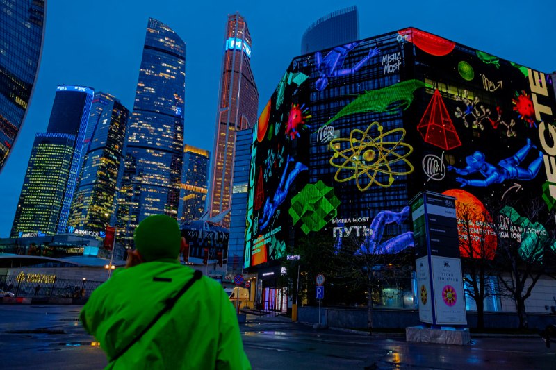 Рандомная среда москвича би лайк: вынесли искусство на улицу, чтобы было удобно смотреть
На гигант