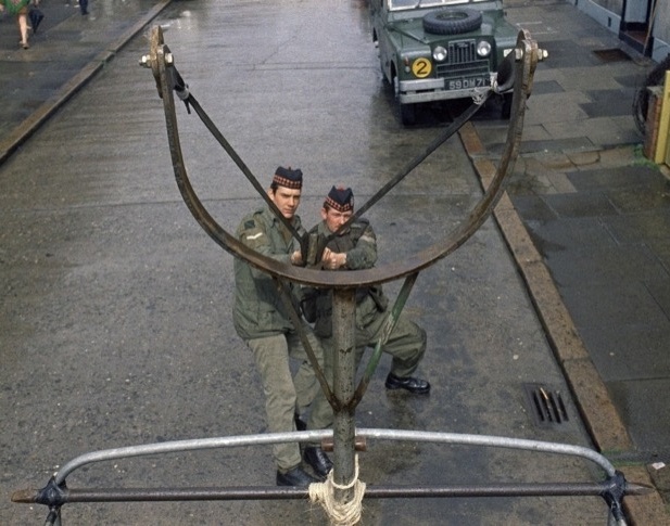 На фото боевые британские рогатчики!
Их оружие называе...