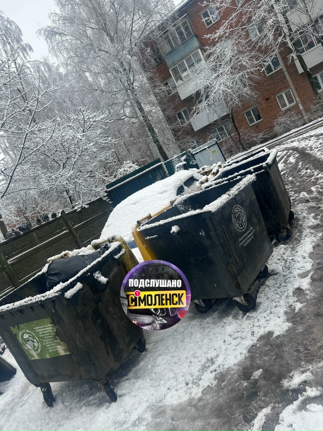 👉В Смоленске коммунальщики забаррикадировали автоха...