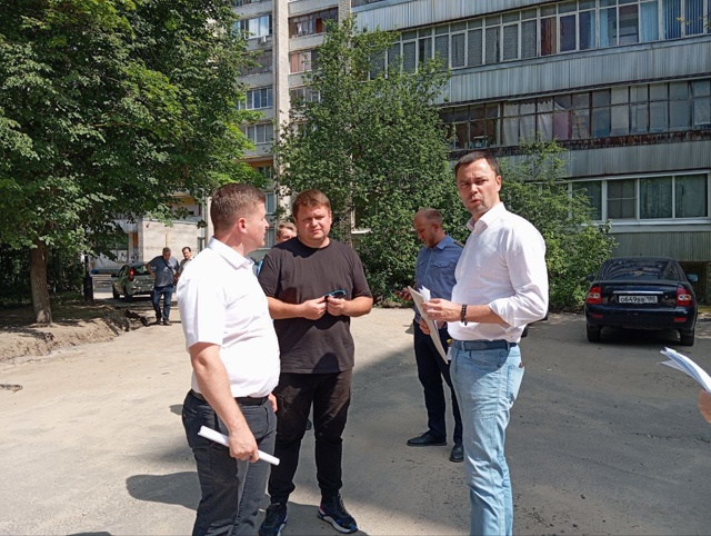 Во дворе Лесного б-ра 6, 8, 10, 12 с утра развернулась актив?...