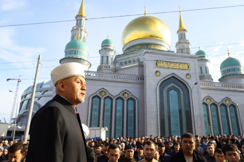 Сотни тысяч мусульман собрались у Московской соборной мечети на массовую молитву в честь праздника К