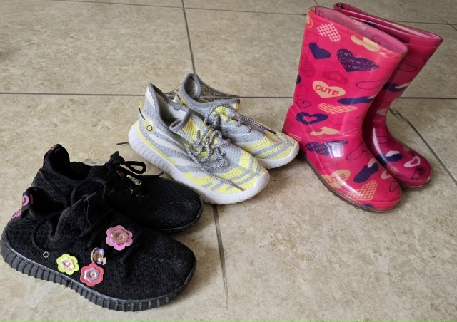 Отдам вещи на девочку 6-8 лет.
Кроме этих еще вещи собран...