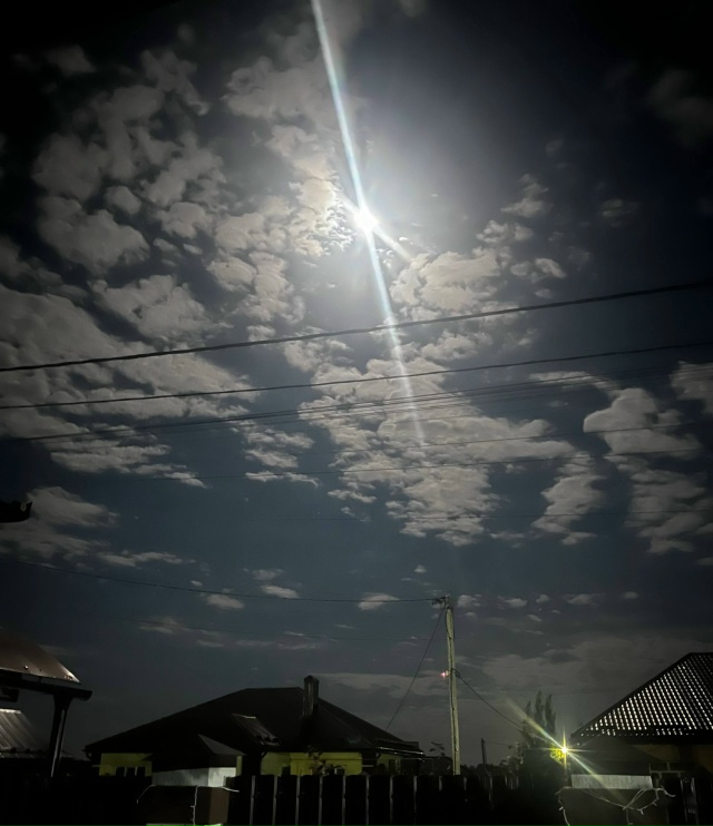 Сегодняшнее ночное небо в Бузулуке
Очень яркая луна 🌕