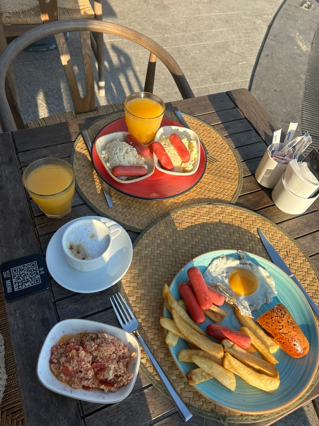 Уже прилетели в Турцию. Пришли на завтрак 🍳