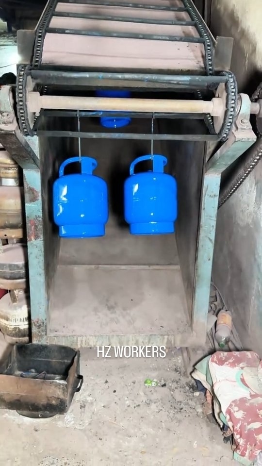 Как происходит покраска и заполнение газовых баллонов...