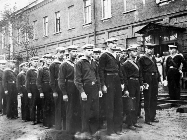 Старый Кронштадт ?
У казармы. Улица Восстания дом 15, 19...