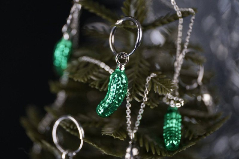 Прикол: дизайнер Snap Kate выпустила кулон в виде главной закуски новогоднего стола — маринованного