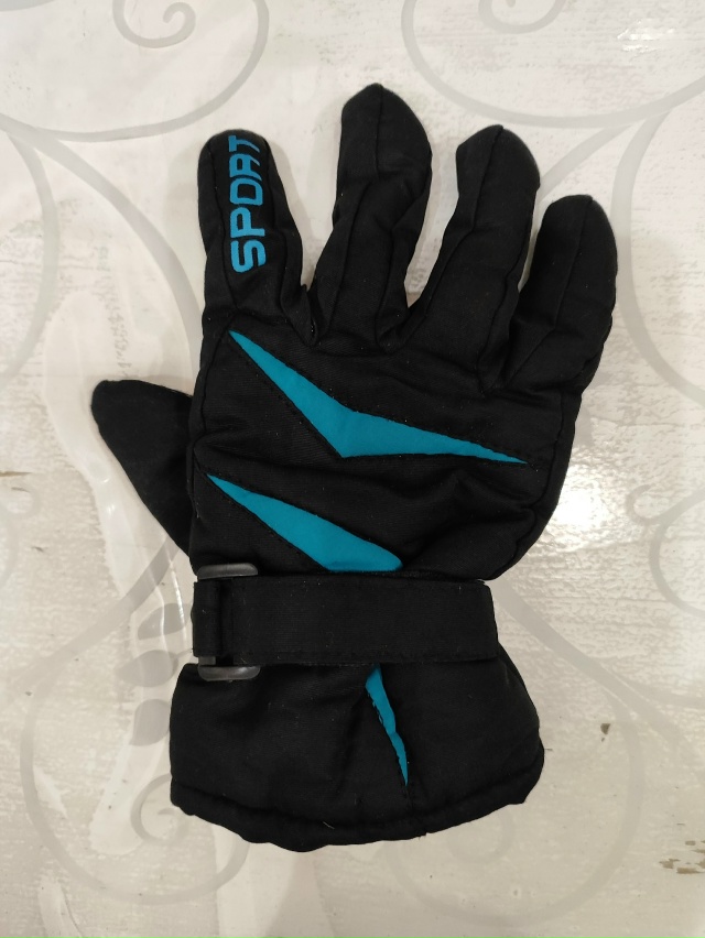 Может кто видел где такую одну перчатку. Ребёнок потер?...