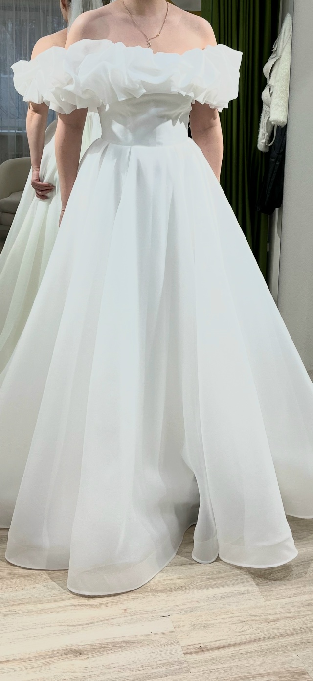 Подскажите, данное платье устаревшая модель?
Дело в т?...