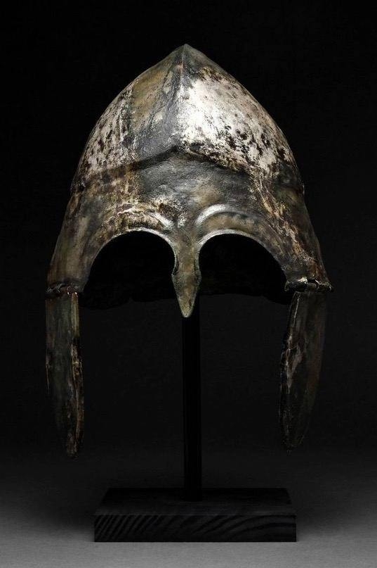 Bооружение греческих воинов в 6-м веке до н.э.
Шлeм халк...