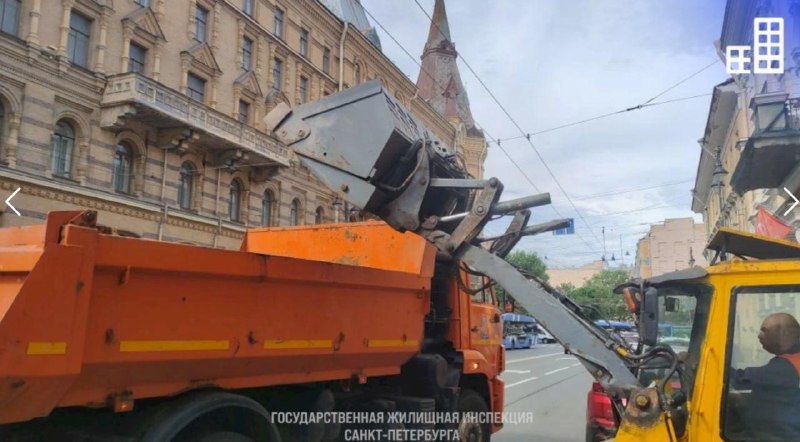 В Питере коммунальщики провели летние учения по… уборке снега.
Работники ЖКХ на экскаваторах старат