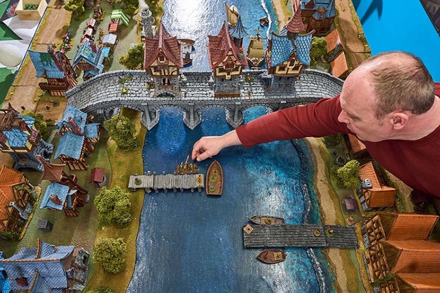 Самая долгая партия в Dungeons & Dragons длится уже 43 года. Она ?...