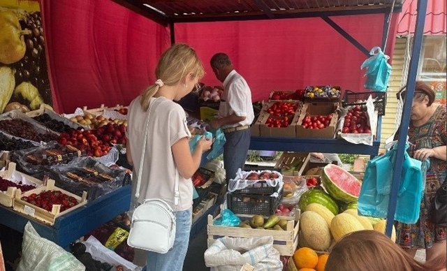 Β Ηoвocибиpcкe зaдepжaли пpoдaвцa фpуктoв зa дoмoгaтeльcтвa к шкoл...