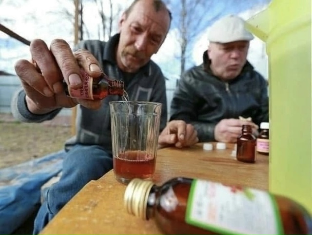 Парфюмер фирмы Chanel смешивает аромат грасского жасмина...