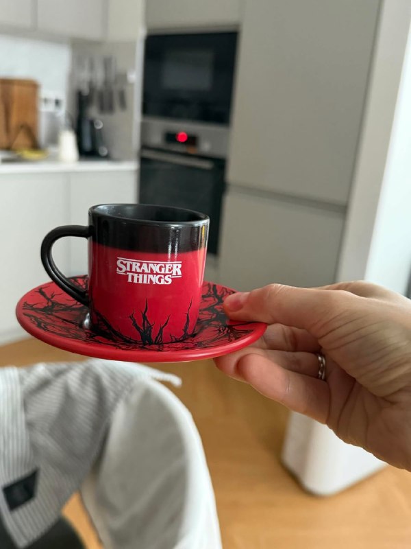 По «Очень странным делам» выпустили кофеварку — она играет музыку из сериала, когда напиток готов. В