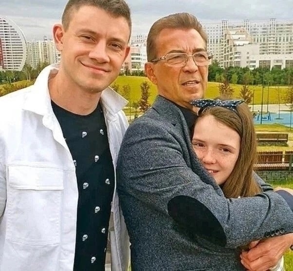 Николай Добрынин с сыном и доченькой!🥰
А Вам нравится ...
