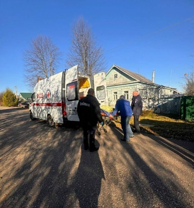 Спасатели вскрыли дверь в частный дом для помощи 80-лет?...