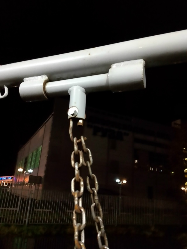 Аккуратней с качелями около ДВВС