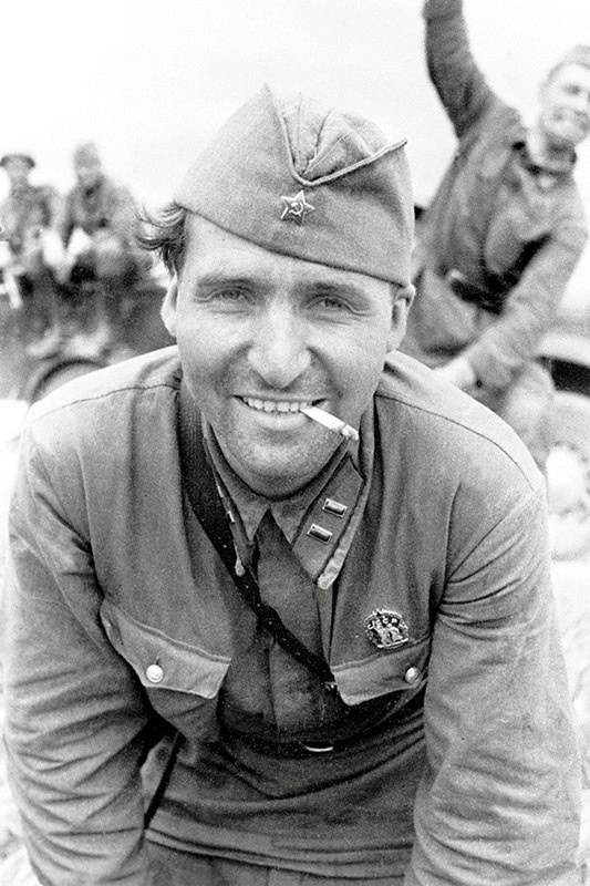 Константин Симонов на фотографии 1941 года. 