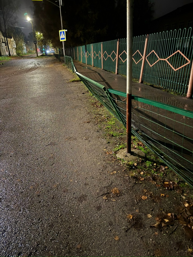 По поселку заборов понаставили, а обслуживать их кто б?...